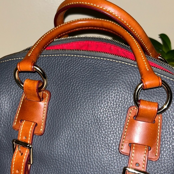 Dooney & Bourke in Excellent Condition - Picture 2 of 9